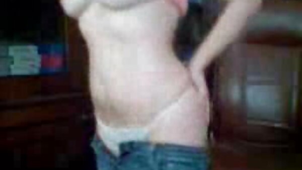 Slutty babe Kelly Wells ត្រូវបាន fucked យ៉ាងខ្លាំងនៅក្នុងព្រៃ MMF threesome